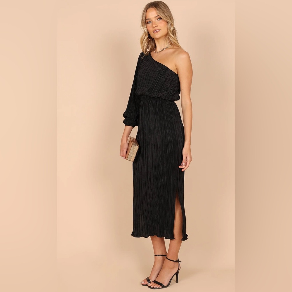 Elegant Black One-Shoulder Dress